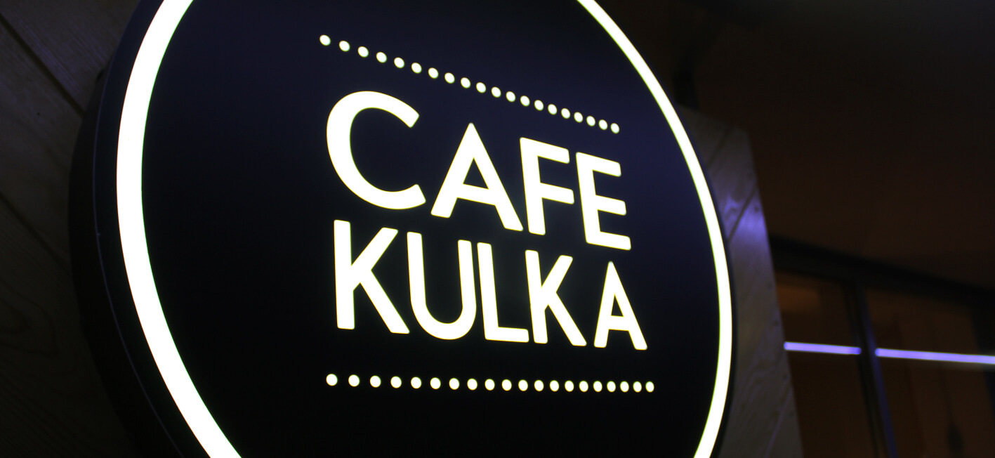 Cafe Kulka - runder Leuchtkasten, Firmenschild